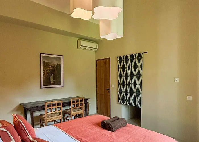 Ferienhaus New 4br Peaceful Garden And Rooftop Kerobokan