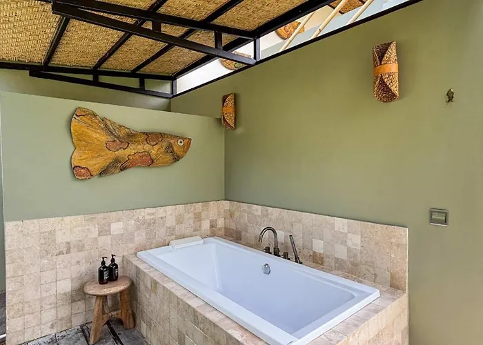 New 4br Peaceful Garden And Rooftop Ferienhaus Kerobokan